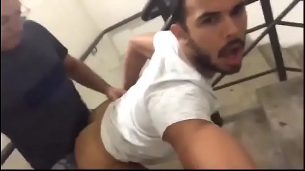 Coroa leitando meu cu na escada de emergencia do shopping